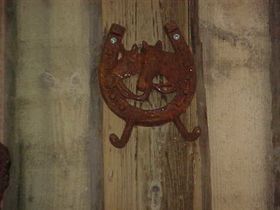 Horseshoe hook